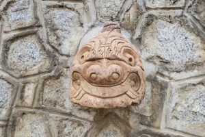 Imagen de cabeza clava situada en los muros del Templo viejo en Chavín del Huantar.