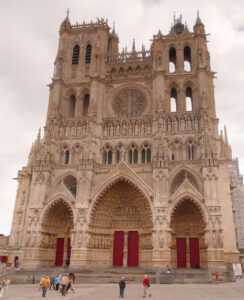 Fachada de la catedral de Amiens (Francia).