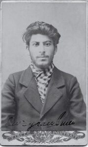 retrato de Stalin en 1902, cuando tenía 23 años