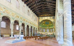 fotografía de los Mosaicos del ábside de la basílica de San Apolinario en Classe, Rávena.
