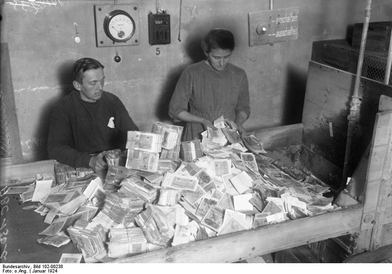 Destrucción de fajos de billetes de marcos devaluados en enero de 1924.