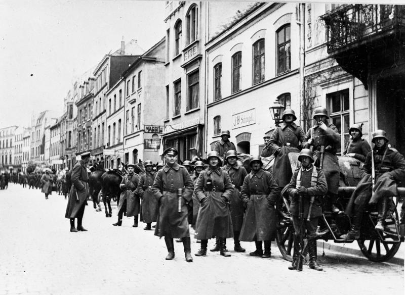 Fuerzas paramilitares durante un intento de golpe de Estado a principios de 1920.