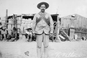 Pancho Villa con bandoleras hacia 1915.