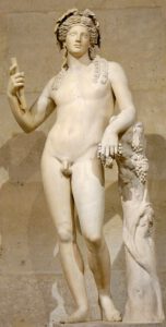 Dioniso, escultura de mármol exhibida en el museo del Louvre, París.