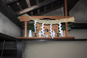 Un pequeño altar familiar, llamado kamidama, ubicado en una casa japonesa.